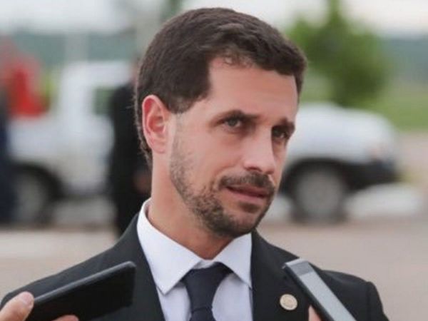 Dejan sin cargo a implicado en dudosas compras en Salud