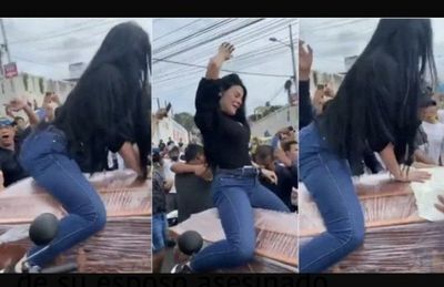 Perreo mortal: una viuda hace twerking sobre el ataud de su marido asesinado