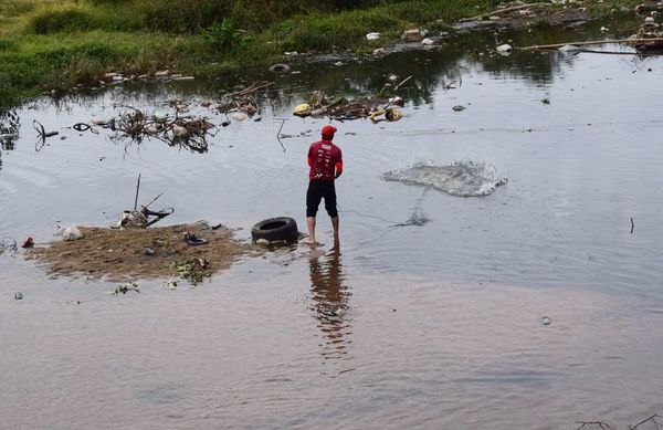 Arroyos Yukyry e Itay son utilizados como depósitos de basuras y cloacas - Nacionales - ABC Color