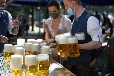 Alemania vuelve a los niveles de contagio de abril y renuncia a las alegrías en masa