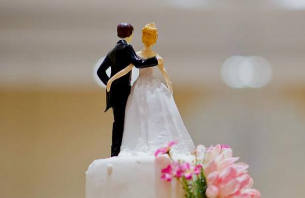 Novios realizaron su boda con 'invitados de cartón' para hacer frente a la pandemia - SNT