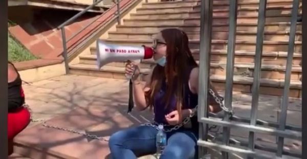 Joven se encadena y clama por radio terapia para su madre con cáncer