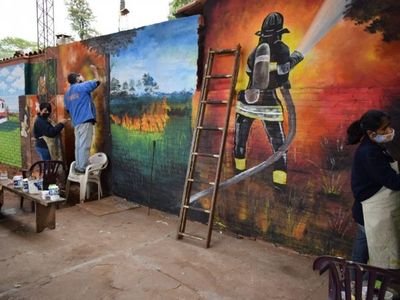 Pintan mural por 25 años de Bomberos Voluntarios de Villarrica 