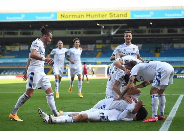 Leeds registra la primera victoria de Bielsa en la Premier League