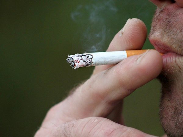 Hallan un vínculo entre el tabaquismo y un tipo de grave hemorragia cerebral