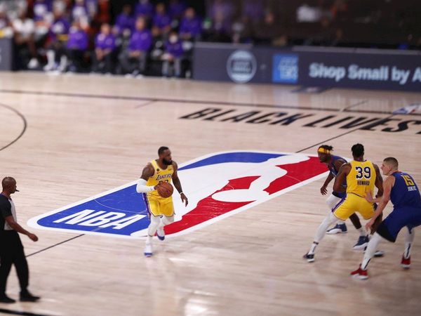 Davis y James se exhiben ante Nuggets y Lakers toman ventaja