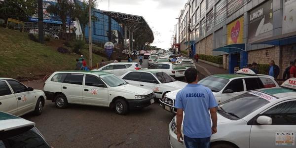 Taxistas de Ciudad del Este emplazan al Gobierno sobre reapertura del Puente de la Amistad - ADN Paraguayo