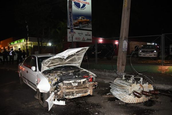 Aparatoso choque contra una columna en Calle Última - Nacionales - ABC Color