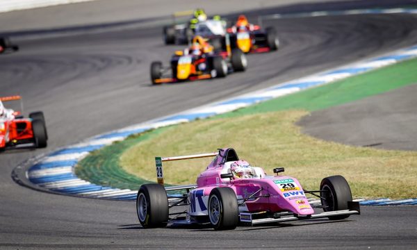 Joshua Duerksen sigue escribiendo historia en la Fórmula 4