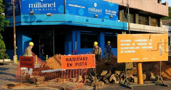 La Nación / Obras de alcantarillado sanitario continúan en Asunción, este lunes