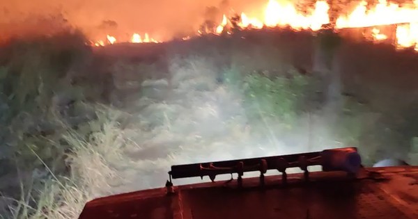 La Nación / Descomunal incendio en área donde vivió Moisés Bertoni