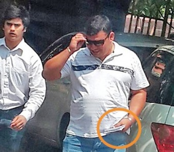 ADUANA no aclara que contiene SOBRES distribuidos por «KURURU» y para QUIENES SON.