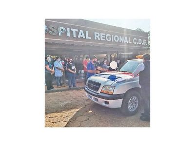 Trabajadores de blanco dieron el último adiós a otro combatiente de la pandemia