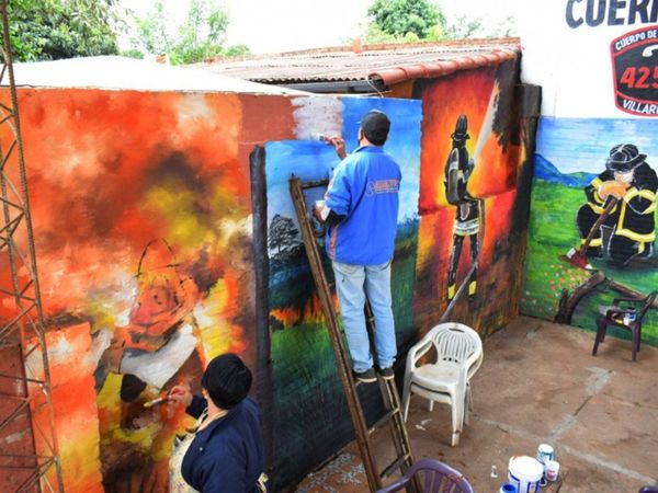 Pintan mural por 25 años de los bomberos de Villarrica