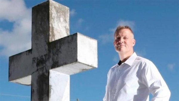 Crónica / Discursea a nombre de los muertos y le pagan