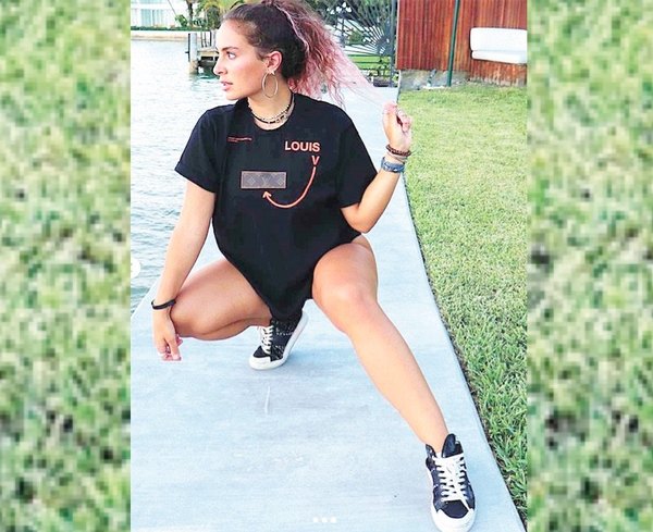 Crónica / Hija de Chayanne es furor por sus piernas