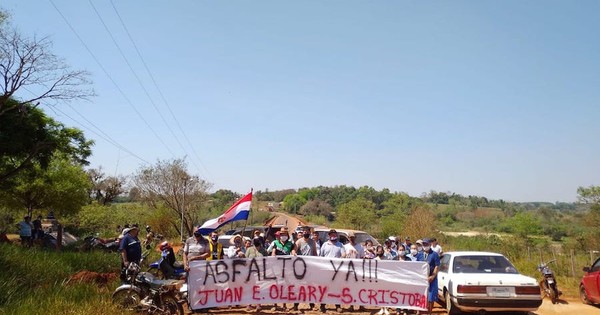 La Nación / Vecinos cerraron calle y exigen asfaltado de tramo