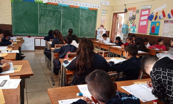 Evalúan a estudiantes para crear estrategias que mejoren el bajo nivel educativo en Paraguay