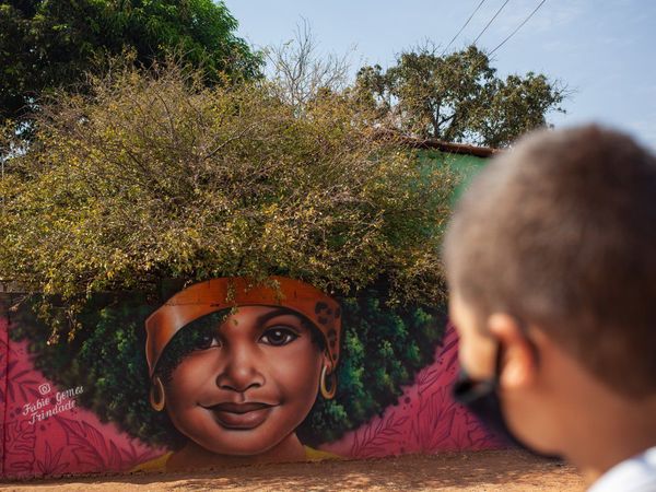 Una actriz de Hollywood saca del anonimato a un humilde grafitero brasileño