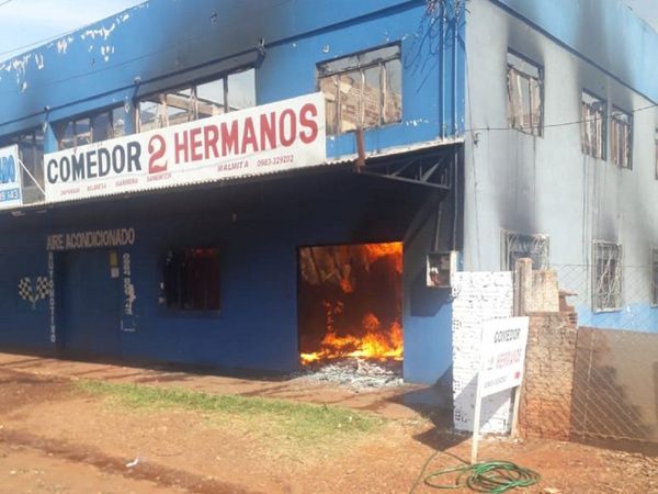 Incendio afecta a vivienda y salón comercial en Santa Rita