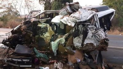 Al menos 13 personas mueren por choque entre camión y miniván en Brasil