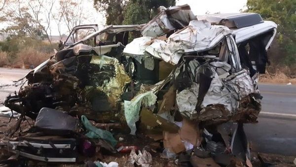 Al menos 13 personas mueren por choque entre camión y miniván en Brasil