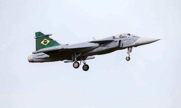 Llega a Brasil el primero de 36 cazas de combate Gripen encomendado a Suecia » Ñanduti