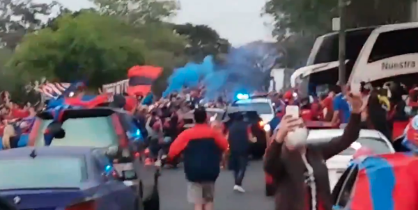 Multitudinaria caravana y apoyo al plantel de Cerro