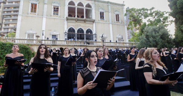 La Nación / Un palacio devastado en Beirut acoge un concierto