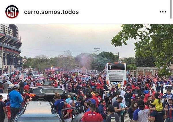 Cientos de hinchas del Ciclón se aglomeraron para saludar al equipo - Nacionales - ABC Color