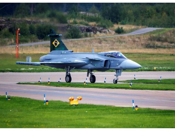 Brasil recibe el primero de los 36 cazas de combate Gripen