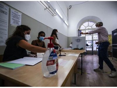 Los italianos salieron a votar desafiando al coronavirus