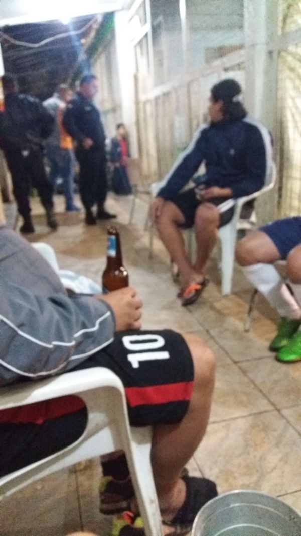 Supuesto MOTOCHORRO realiza amenaza con ARMA de FUEGO en CANCHA SINTÉTICA