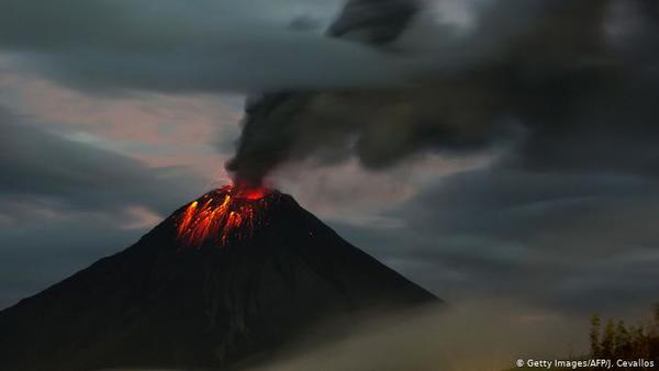 Cenizas de volcán Sangay se esparcen por 6 provincias de Ecuador
