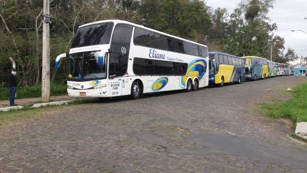 Brasileños “INVADEN” Uruguay para hacer compras debido a que CDE está CERRADO