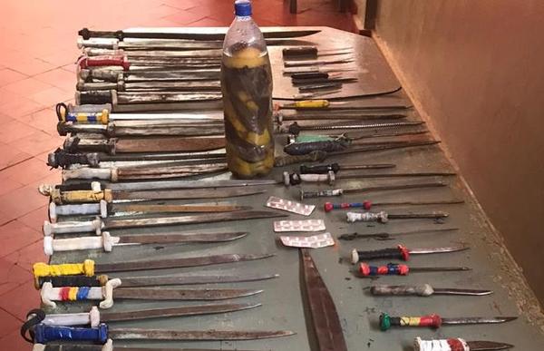 Incautan armas blancas durante requisa en penitenciaria de Emboscada | Lambaré Informativo