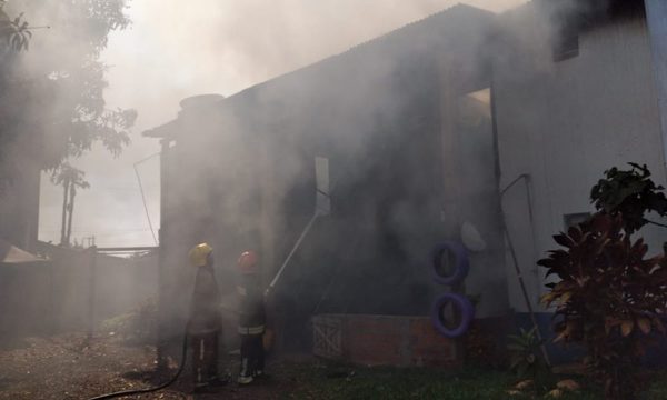 Fuego consume vivienda en Santa Rita