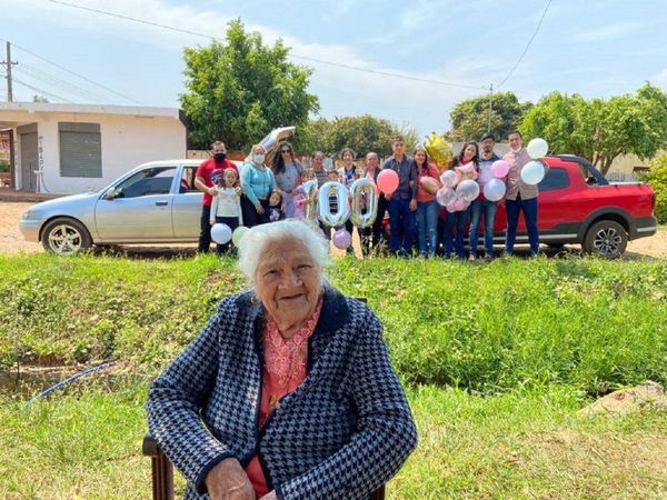 Doña Marcelina cumplió 100 años y celebró en "modo covid"