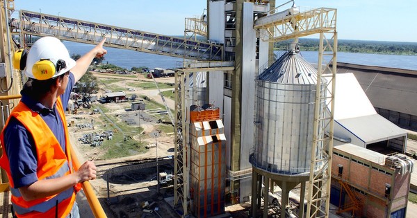 La Nación / Titular de Hacienda destaca que Paraguay apunta a atraer inversiones