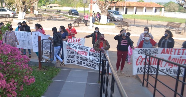 Madres de familia corrieron a huevazos a concejal imputado por supuesto estupro - Noticiero Paraguay