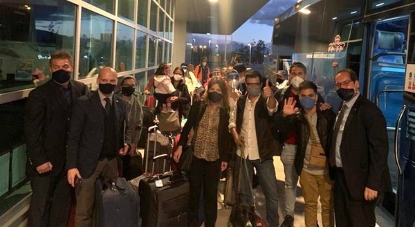 HOY / Compatriotas y residentes llegan al país en vuelo especial desde Ecuador