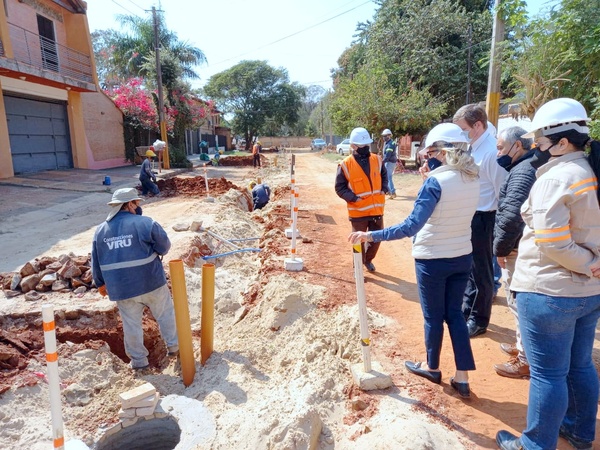 Obras de alcantarillado sanitario en Fernando de la Mora con 50% de avance físico