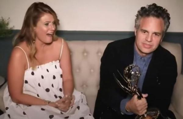 La emocionada reacción de la esposa de Mark Ruffalo cuando el actor ganó el premio Emmy - SNT