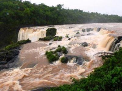 Un ESPECTACULO de las AGUAS en los Saltos del Monday