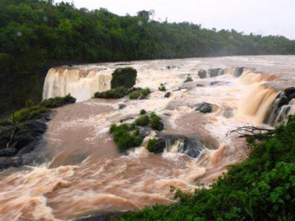 Un ESPECTACULO de las AGUAS en los Saltos del Monday