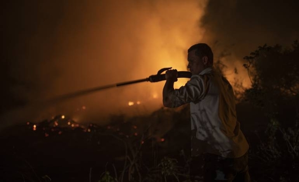 HOY / Humareda de incendios en Brasil abarca varios países de Sudamérica