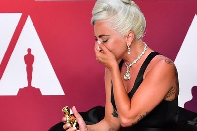 Crónica / Se "autolesionaba" por culpa de la fama