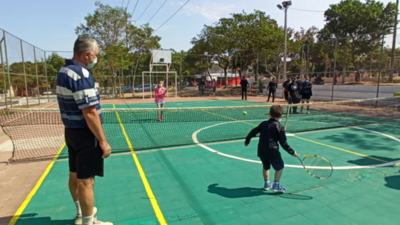 Fomentan tenis en espacios públicos