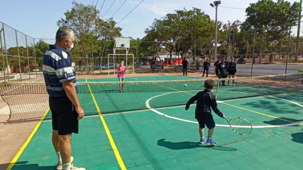 Fomentan tenis en espacios públicos