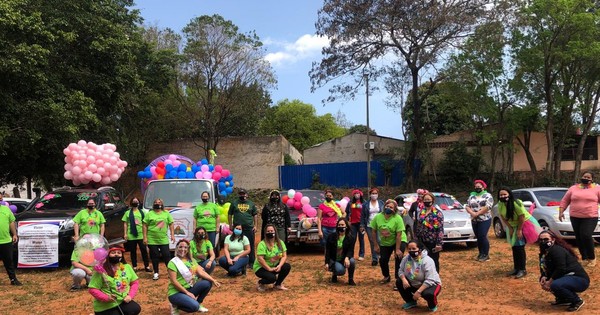 La Nación / Con caravana, docentes destacan valentía de sus estudiantes ante crisis sanitaria